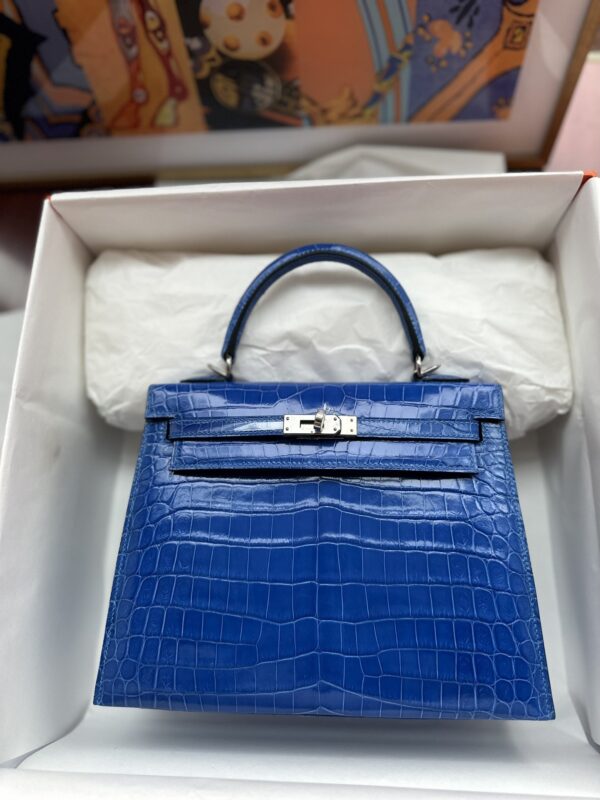 Kelly 25 in Bleu Electrique Nile Crocodile
