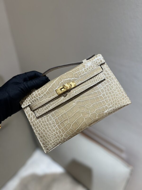 Kelly Pochette in Gris Tourterelle Shiny Alligator