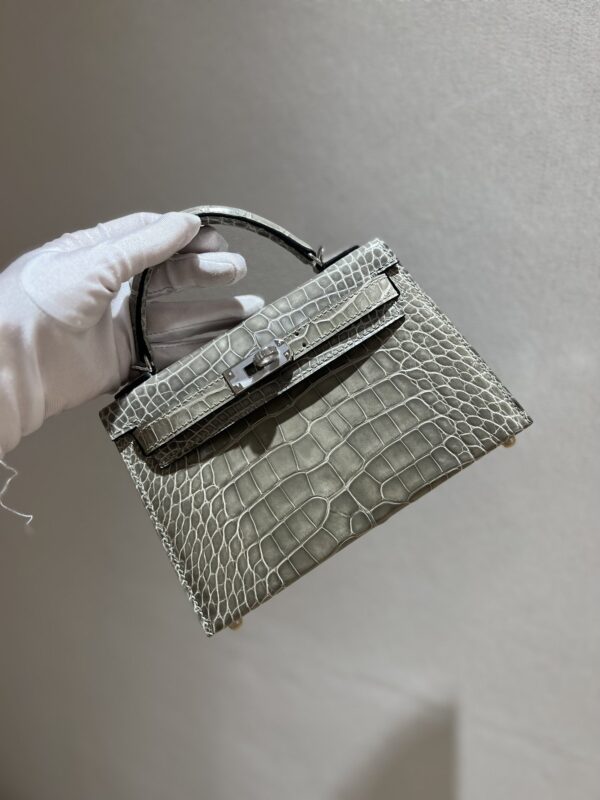 Mini Kelly in Gris Tourterelle Shiny Alligator