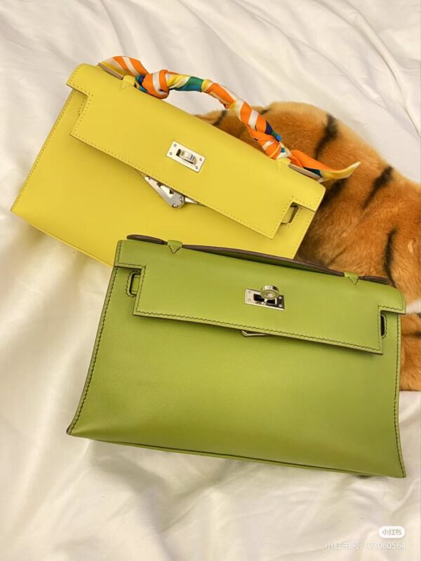Kelly Pochette Bags in Swift
