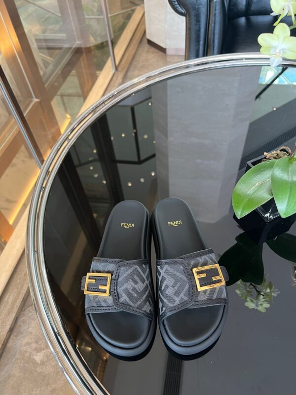 Fendi 2023 New Sandals