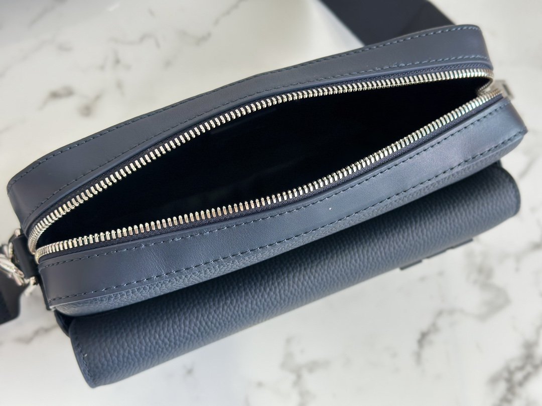 Louis Vuitton Fastline Messenger Bag - Image 3