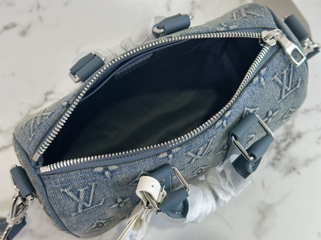 Louis Vuitton Keepall Bandoulière 25Handbag - Image 4