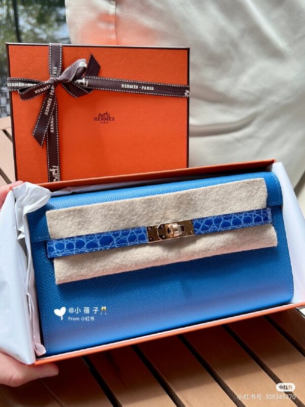 Kelly To Go in Blue Epsom