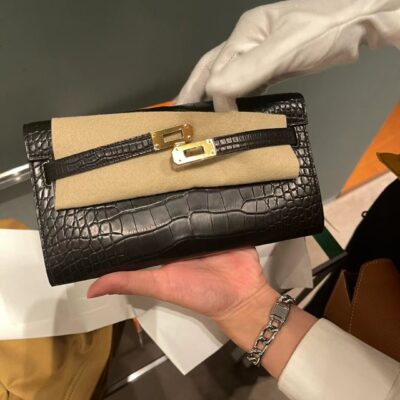 Kelly To Go in Noir Matte Crocodile