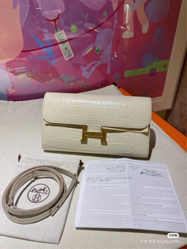 Constance Long To Go Wallet in Craie Matte Crocodile