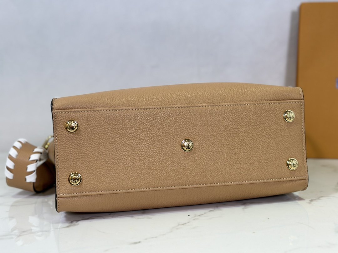 Louis Vuitton On My Side Medium Handbag - Image 4