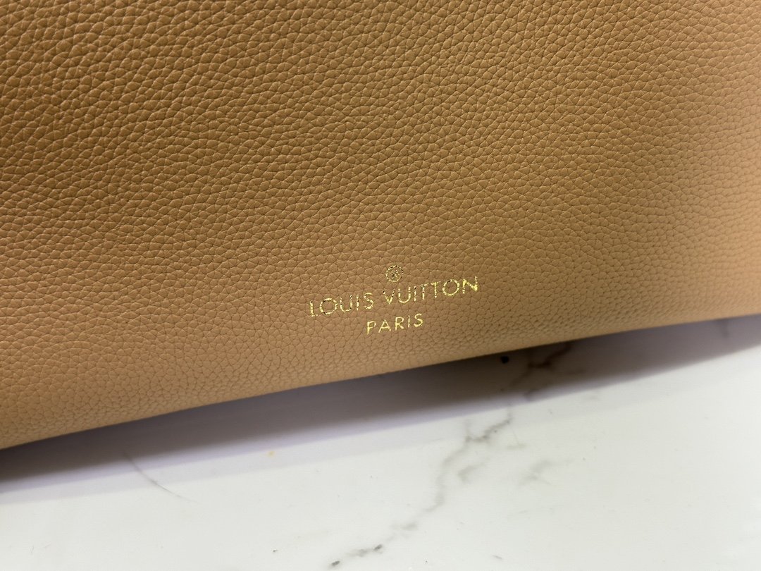 Louis Vuitton On My Side Medium Handbag - Image 8