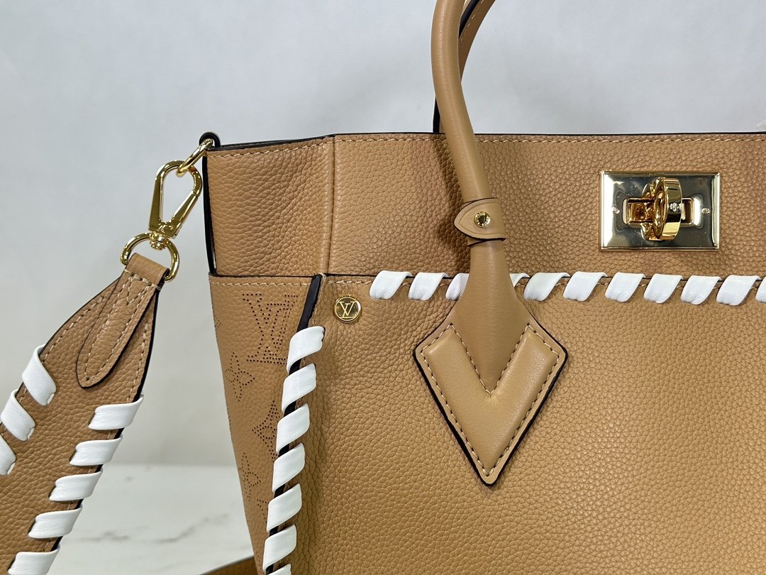 Louis Vuitton On My Side Medium Handbag - Image 7