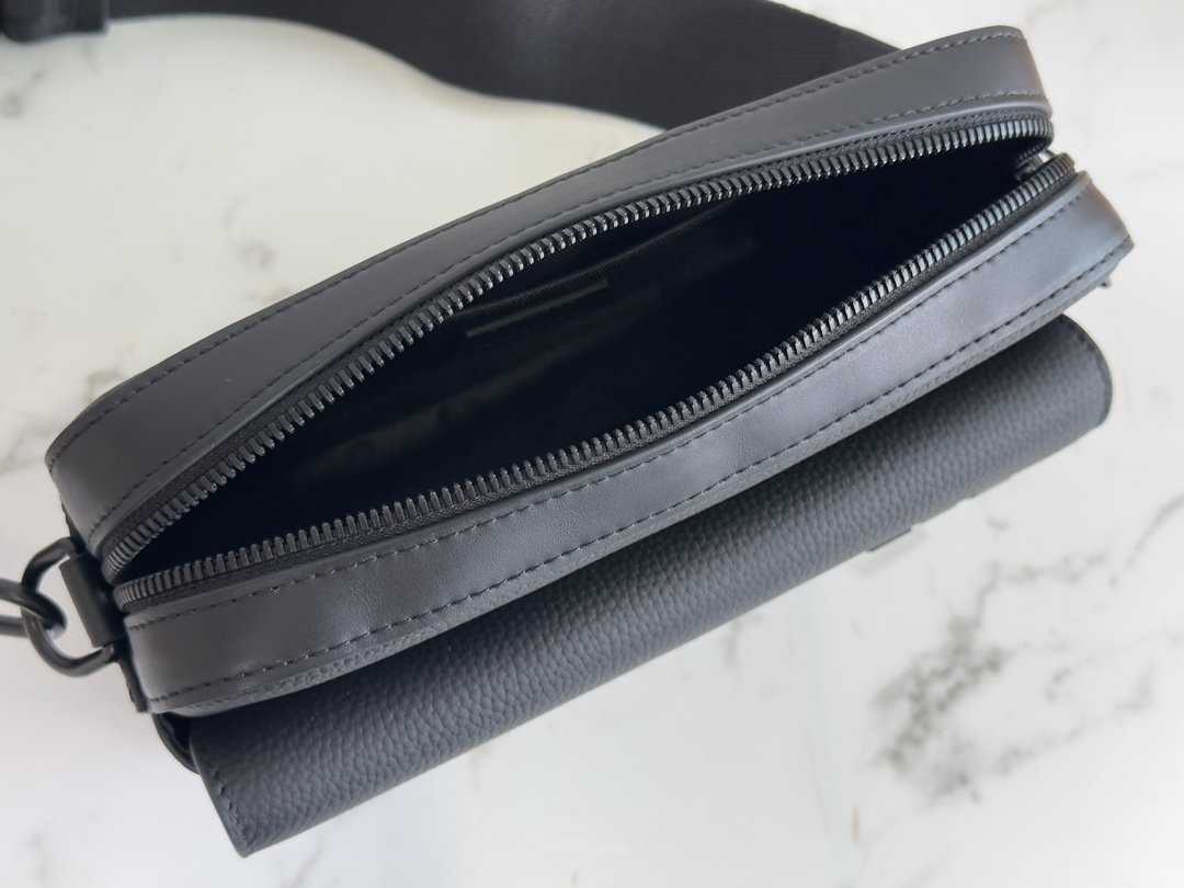 Louis Vuitton Messenger Bag - Image 8