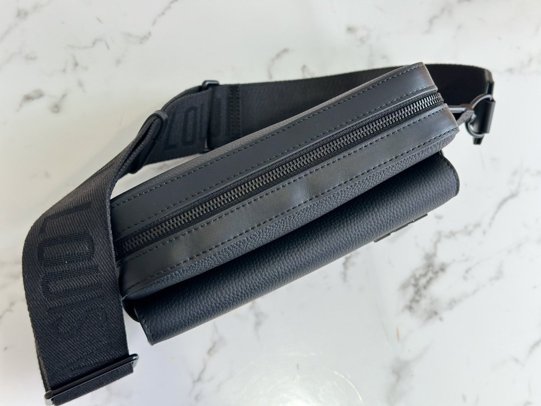 Louis Vuitton Messenger Bag - Image 3