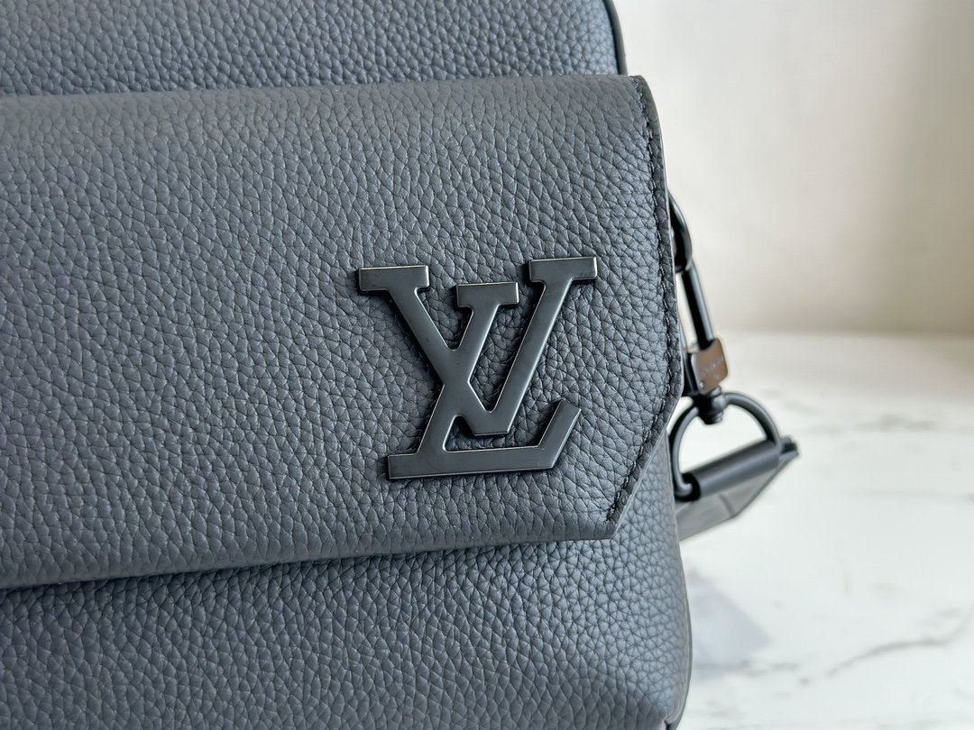 Louis Vuitton Messenger Bag - Image 7