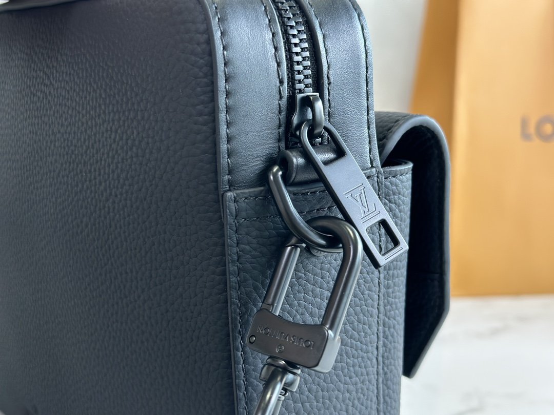 Louis Vuitton Messenger Bag - Image 9