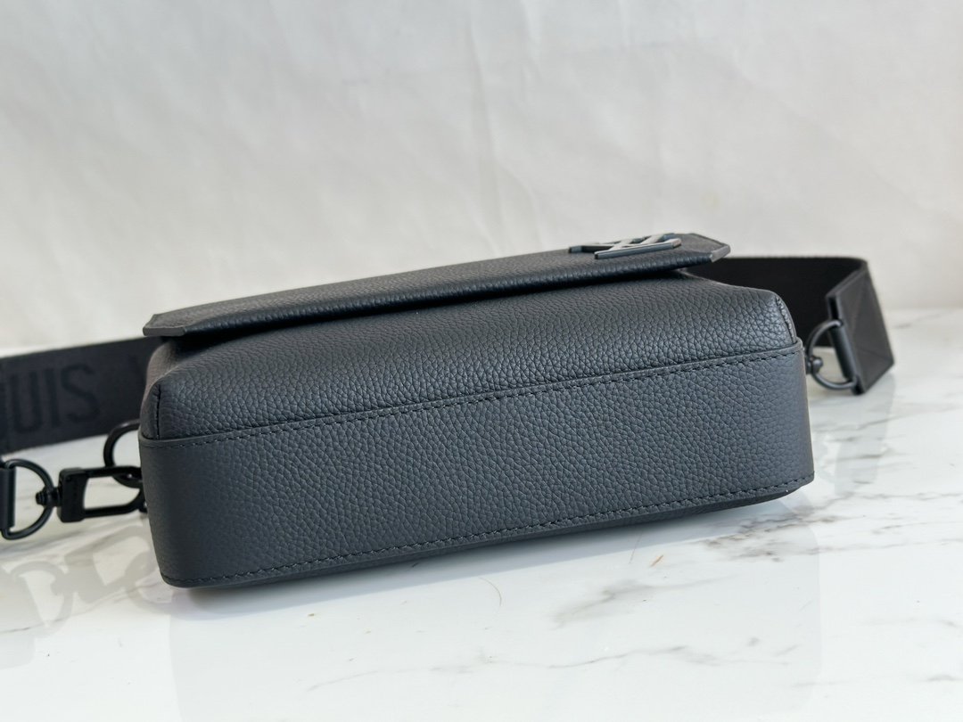 Louis Vuitton Messenger Bag - Image 4