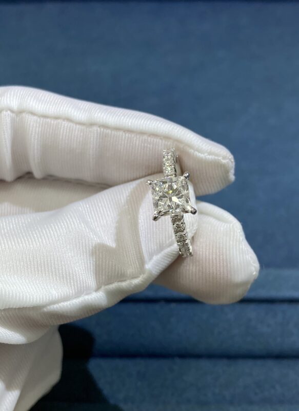 Diamond ring, white gold