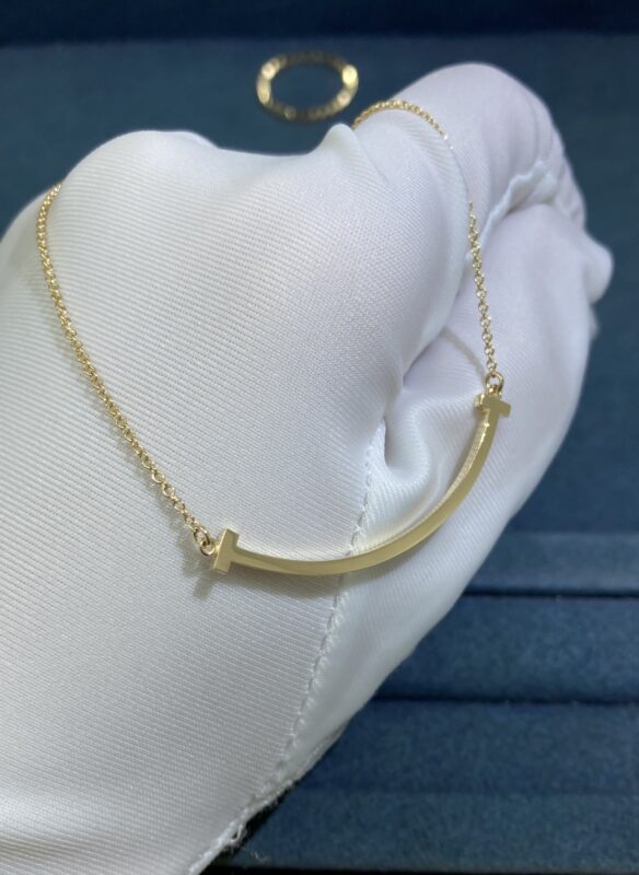 Tiffany’s Small Smiley Face Necklace Without Diamonds, Yellow Gold