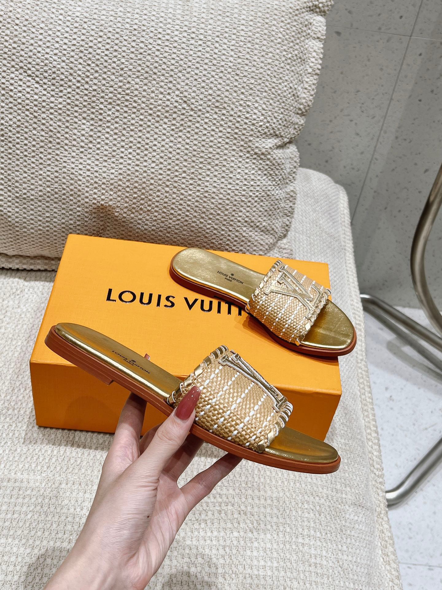 Louis Vuitton New Straw Sandals - Image 6