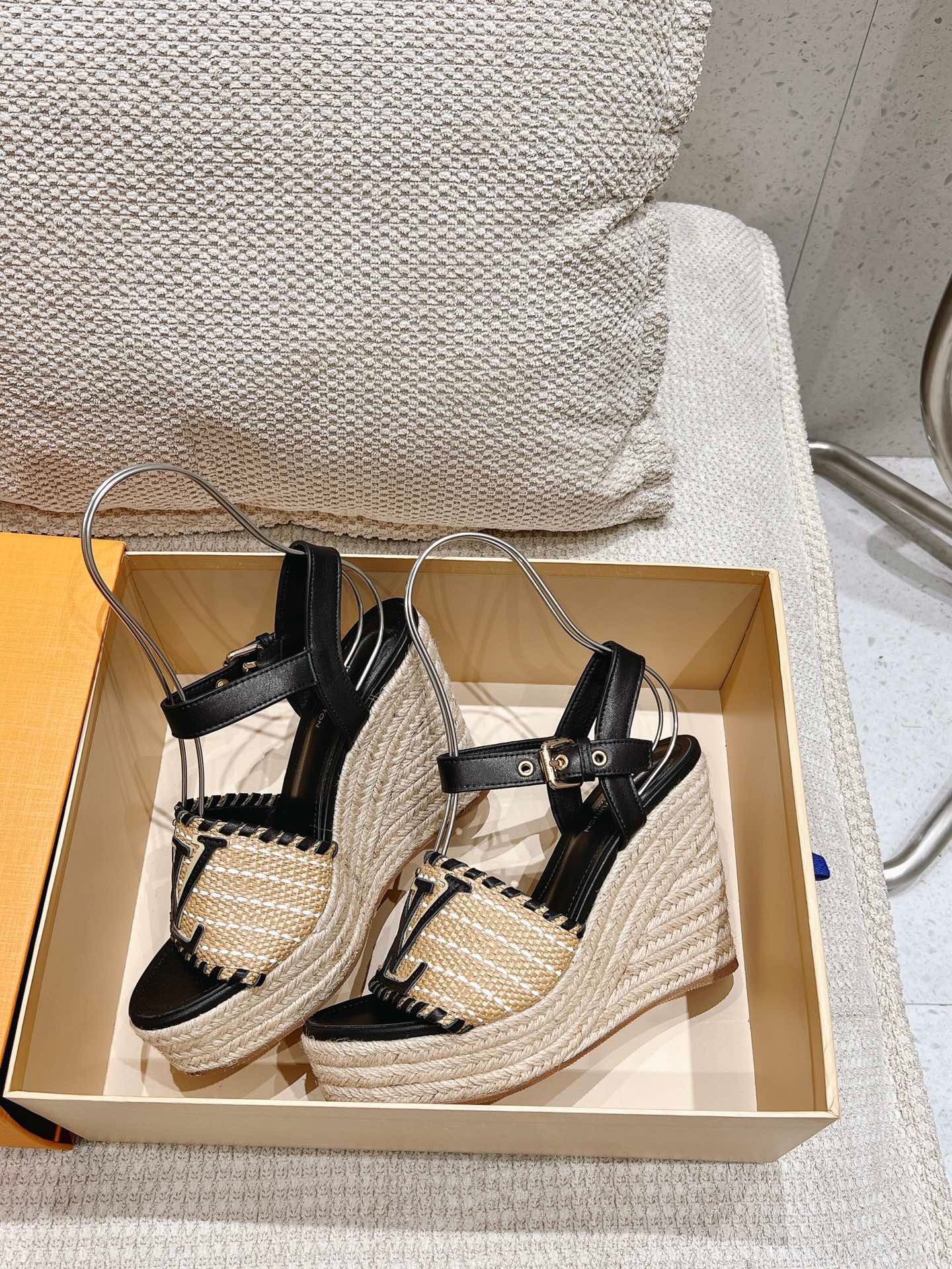 Louis Vuitton New Straw Heel Sandals - Image 5
