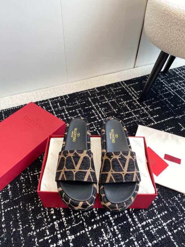 Valentino 2023 New Thick-soled Sandals