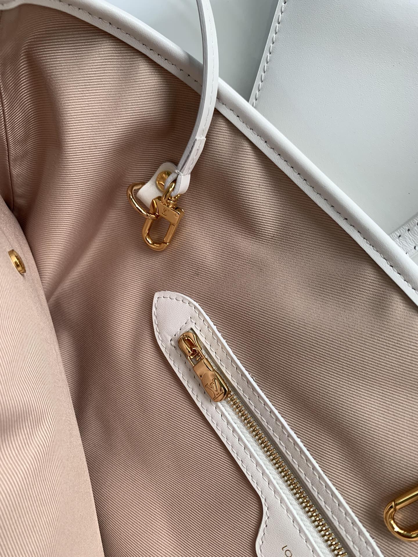 Louis Vuitton Neverful MM Handbag - Image 7