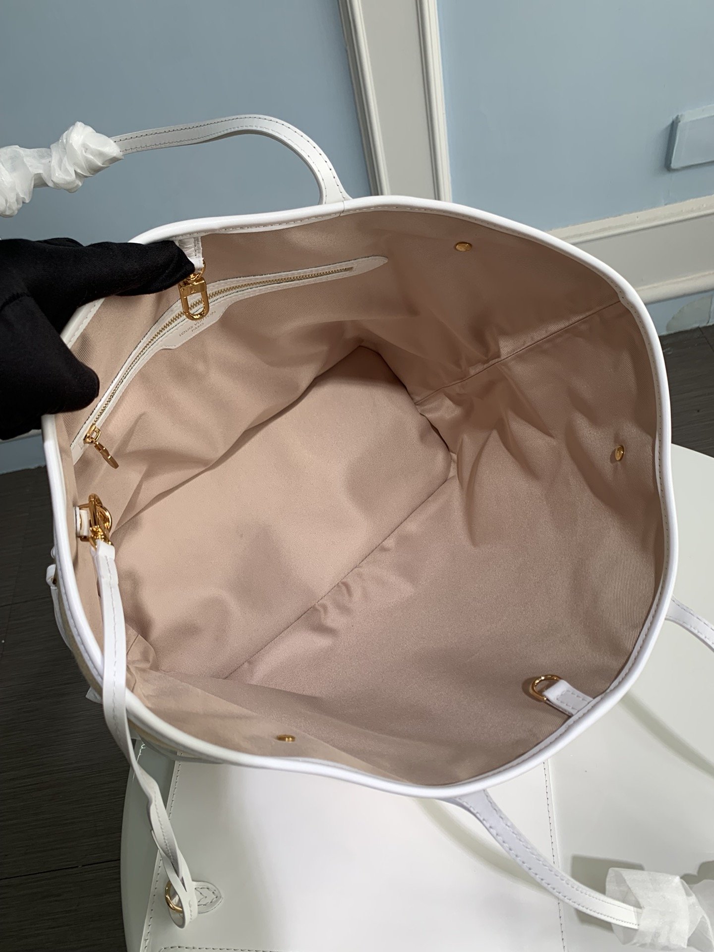 Louis Vuitton Neverful MM Handbag - Image 8