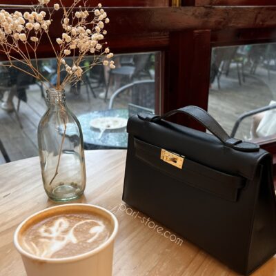 Kelly Pochette in Noir Swift GHW