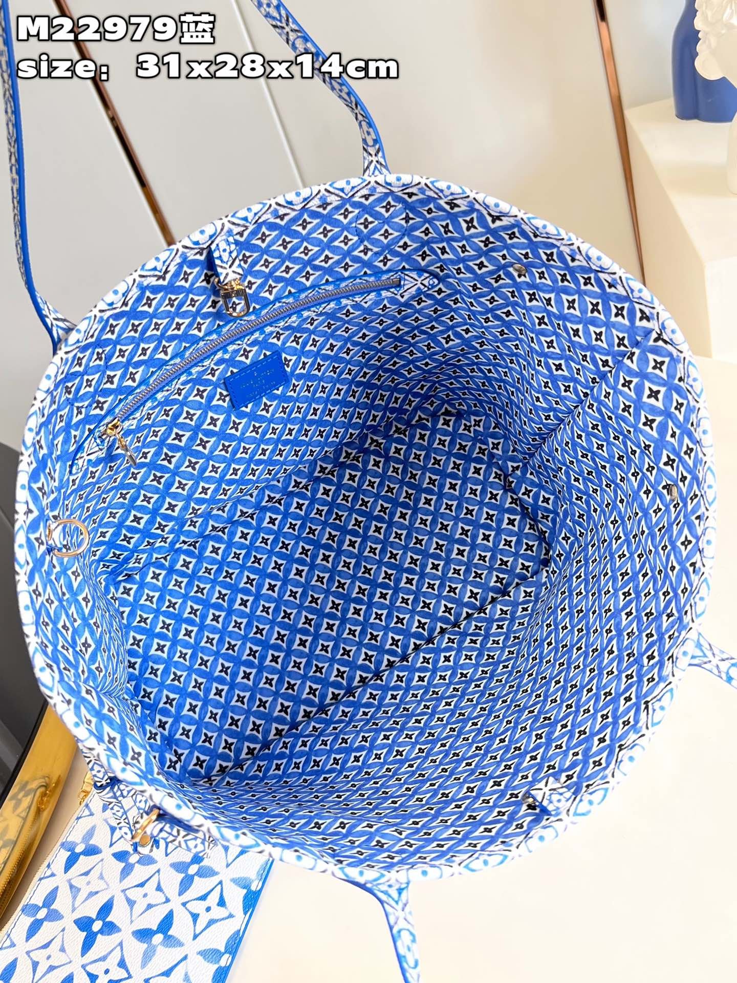 Louis Vuitton Neverfull Medium-sized Handbag - Image 2