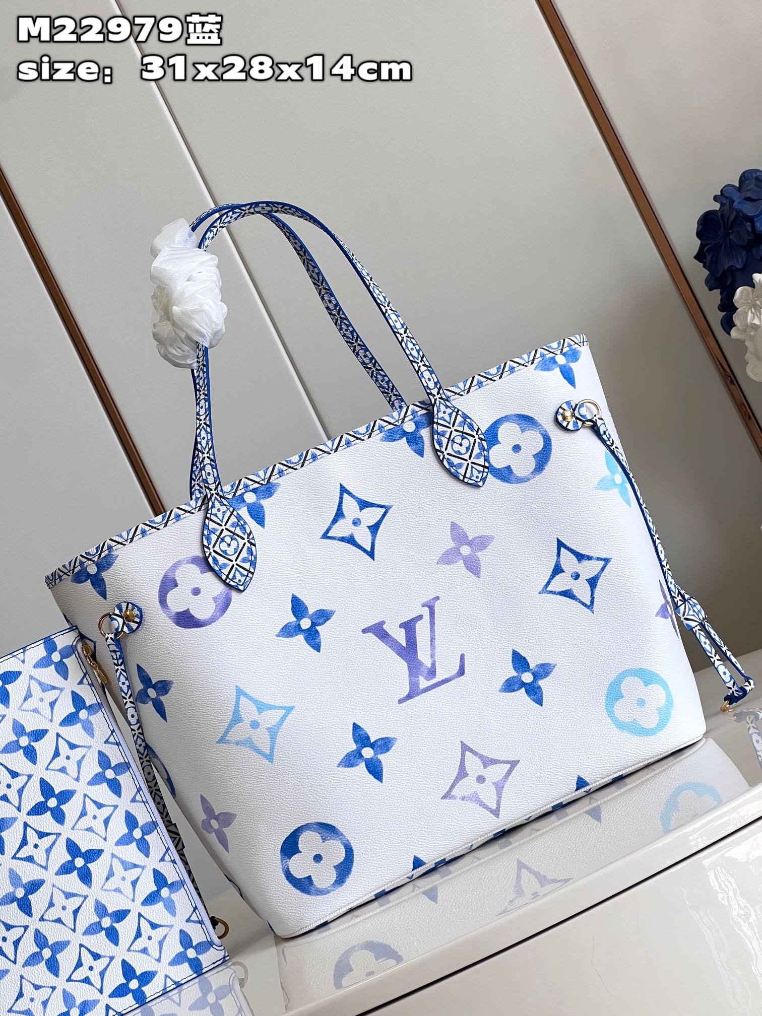 Louis Vuitton Neverfull Medium-sized Handbag - Image 7