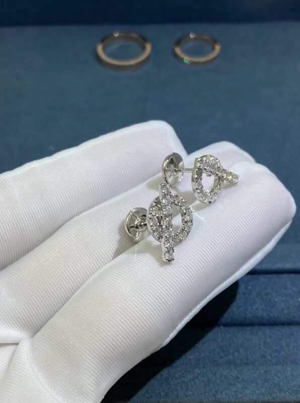 Hermes Small Q stud earrings, white gold