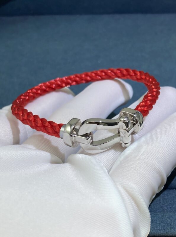 Fred Large Horseshoe Buckle Red String, Platinum