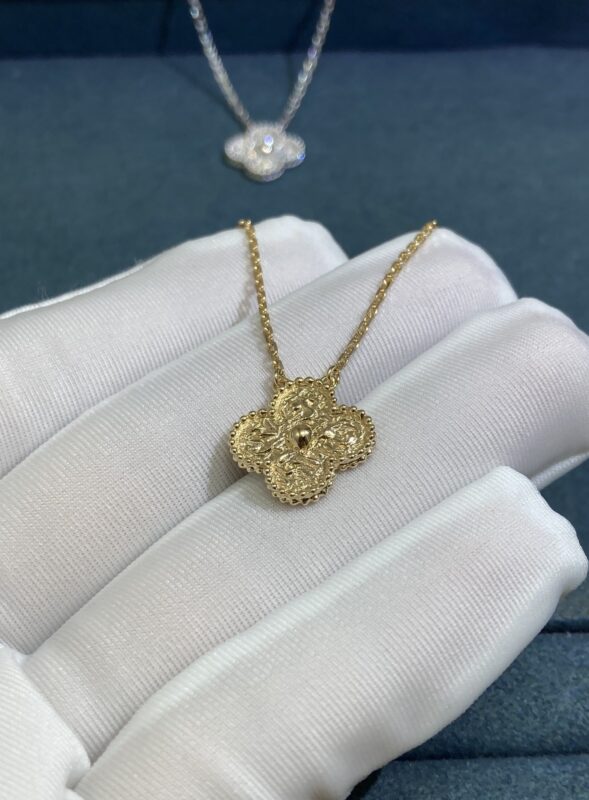 VCA Medium Stamped Clover Necklace, Yellow Gold