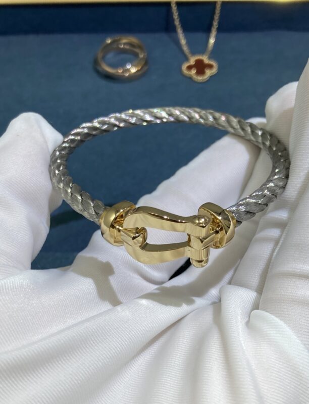 Horseshoe clasp bracelet, gold