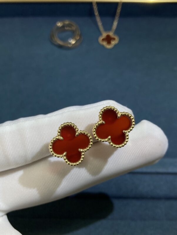 Medium Carnelian Clover Earbeats, Yellow Gold