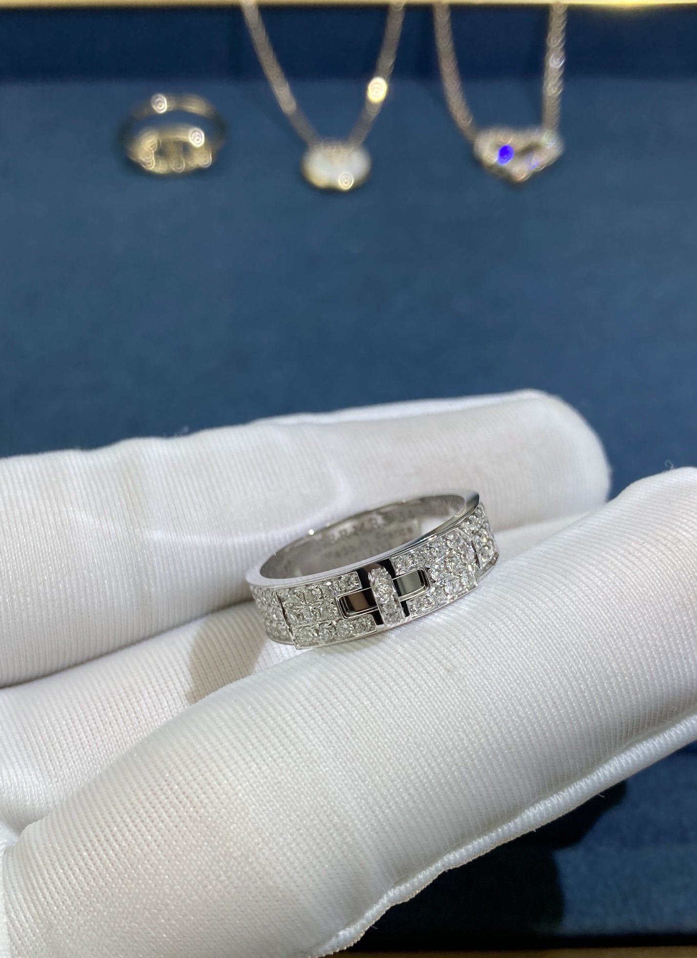47088.jpg Hermes Kelly Full Diamond Ring, White Gold - Image 1