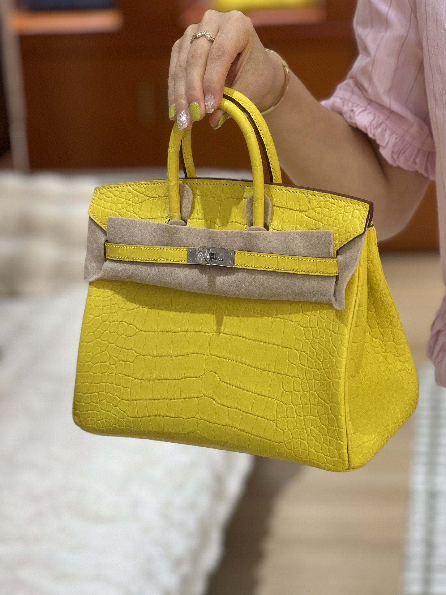 76607.jpg Birkin 25 in Yellow Shiny Crocodile - Image 1