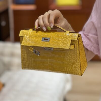 Kelly Pochette in Jaune Ambre Shiny Crocodile
