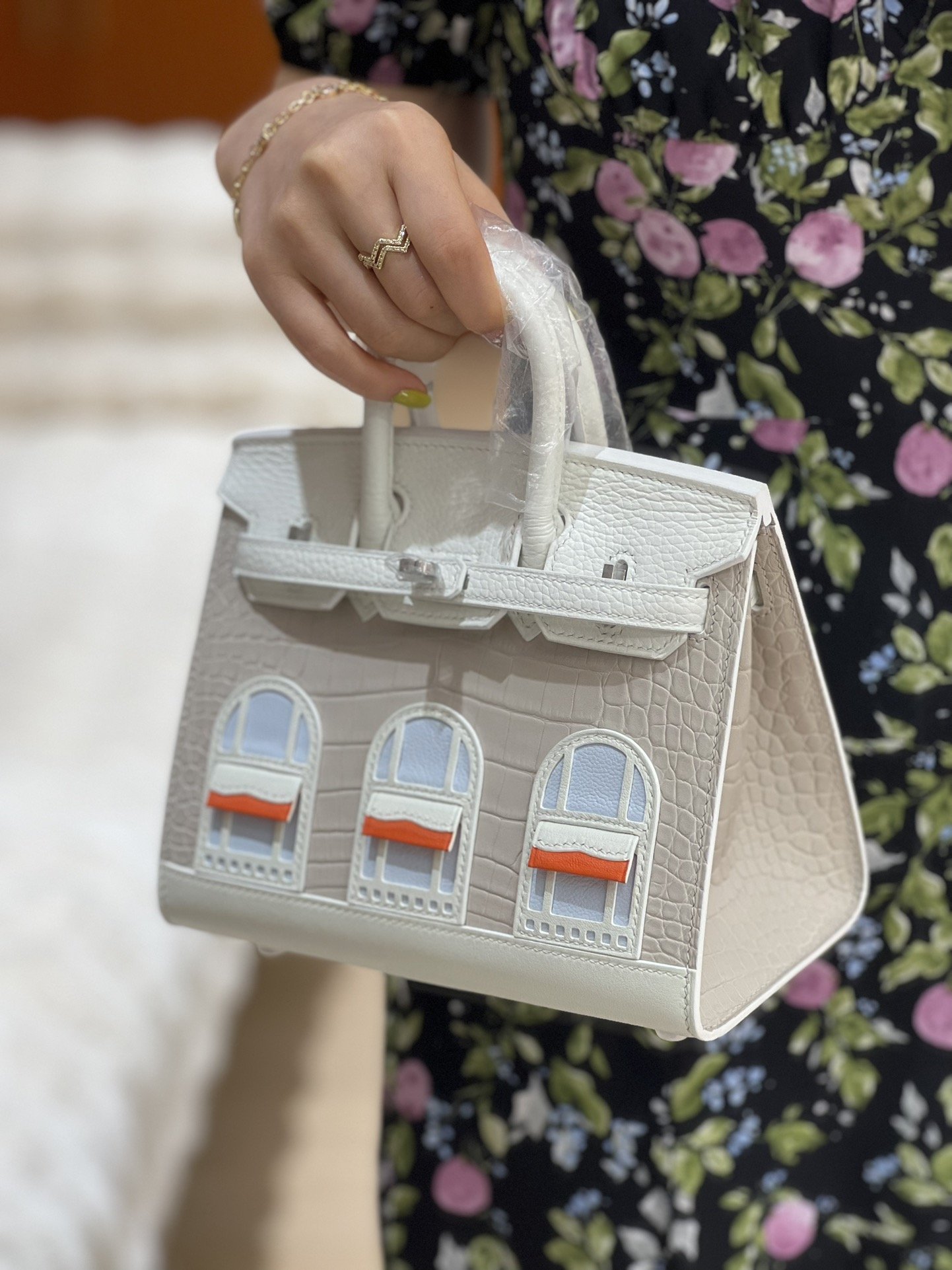 77644.jpg Birkin Faubourg 20 in Craie Crocodile & Togo - Image 1