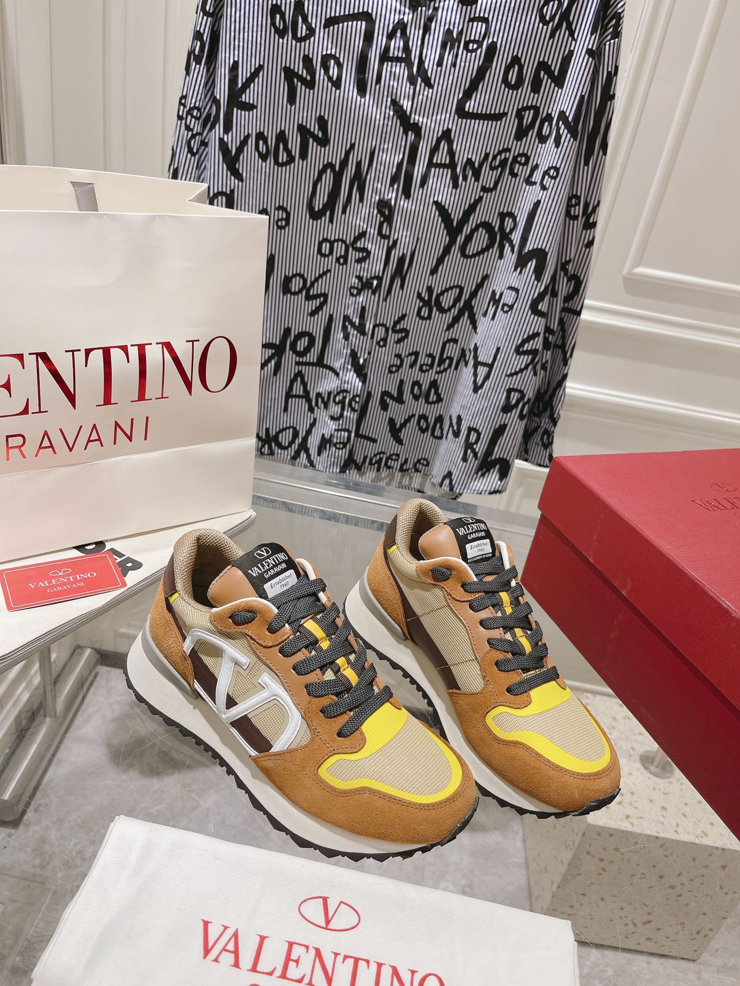 Valentino 2023 New Retro Couple Sneakers - Image 3