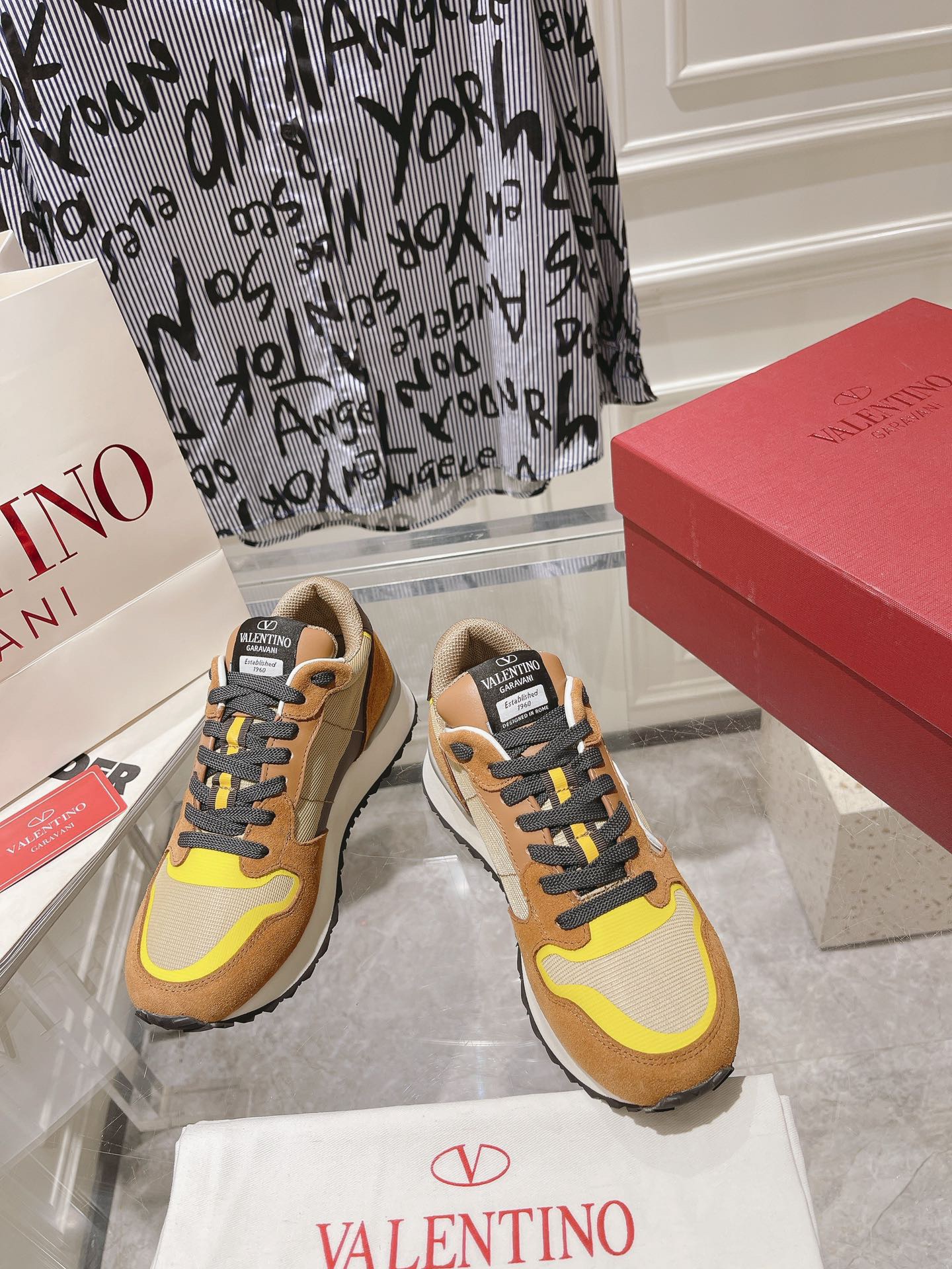 Valentino 2023 New Retro Couple Sneakers - Image 4