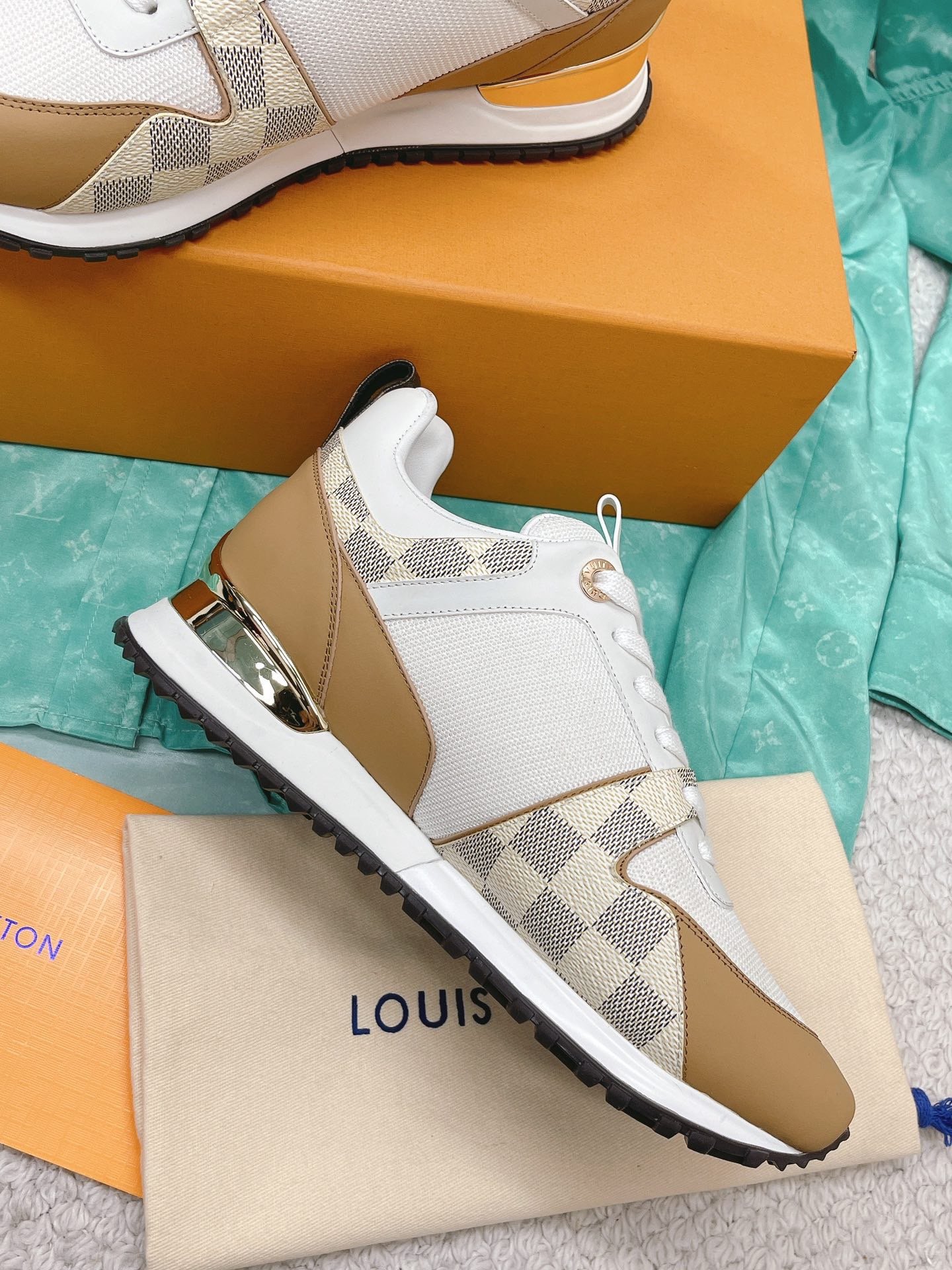 Louis Vuitton 2023 Classic Sneakers - Image 4