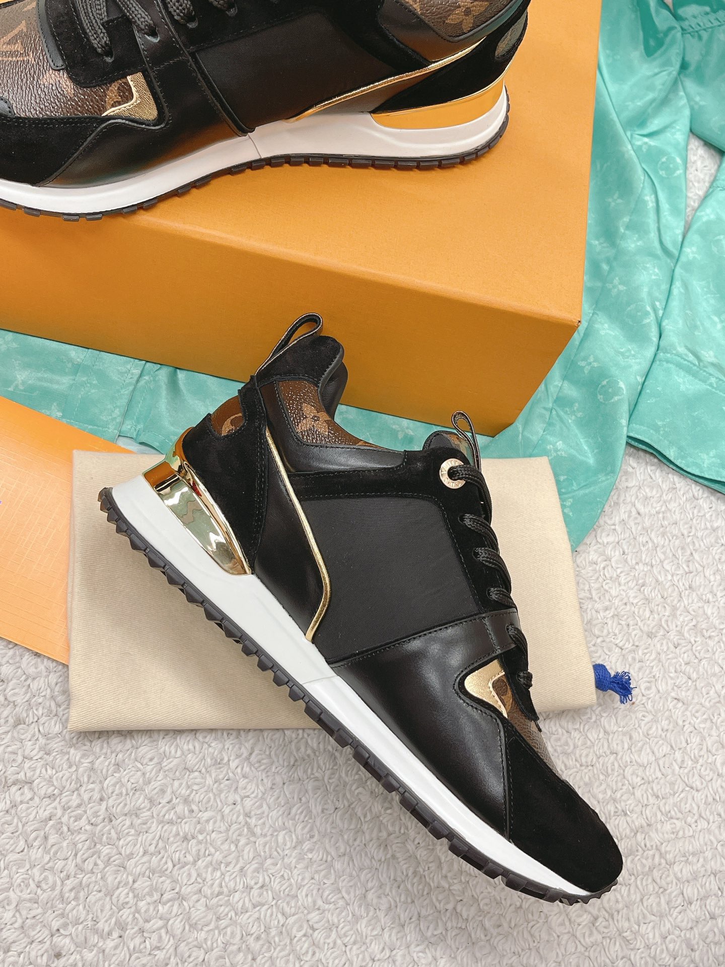 Louis Vuitton 2023 Classic Sneakers - Image 5