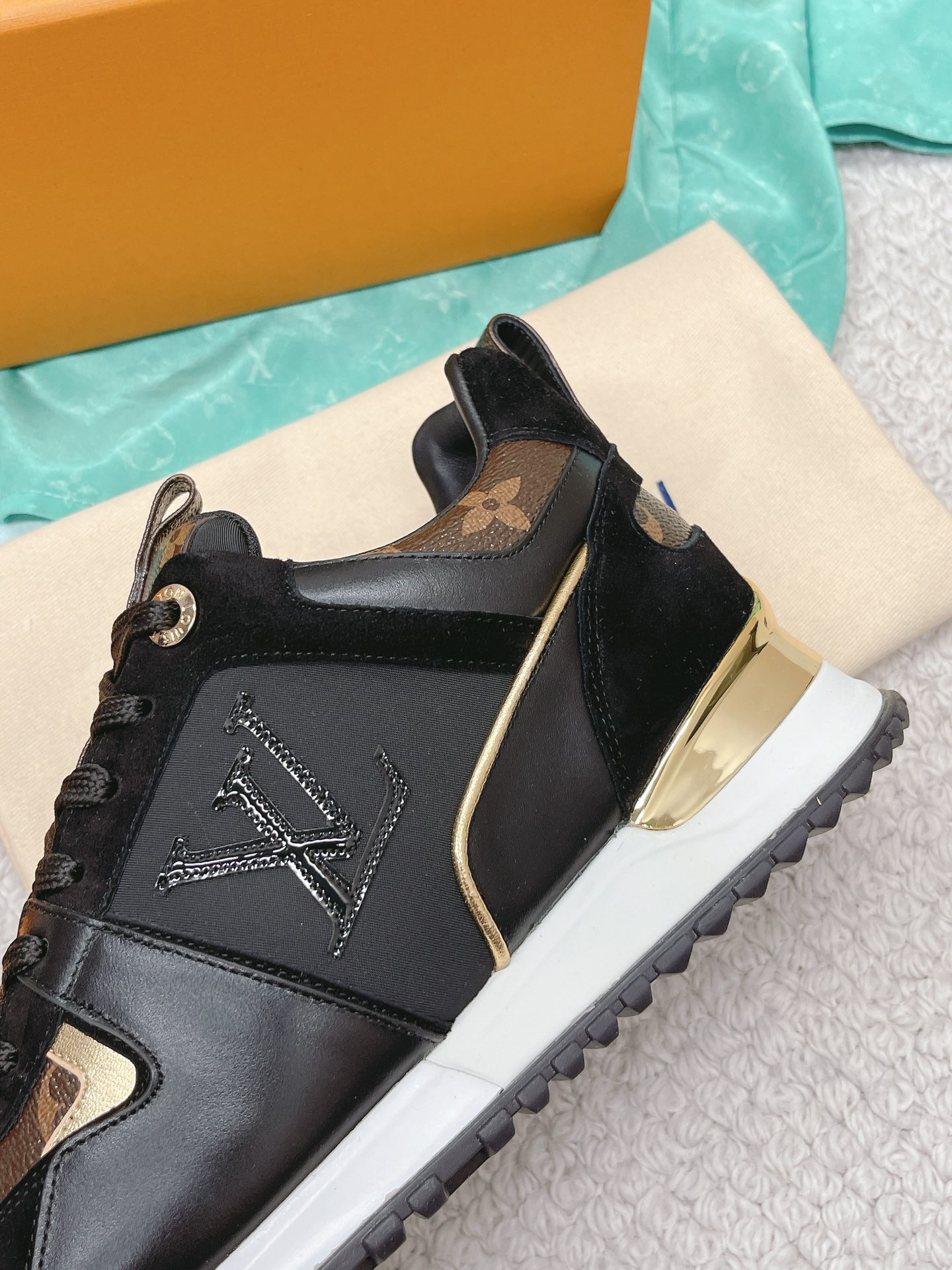 Louis Vuitton 2023 Classic Sneakers - Image 6