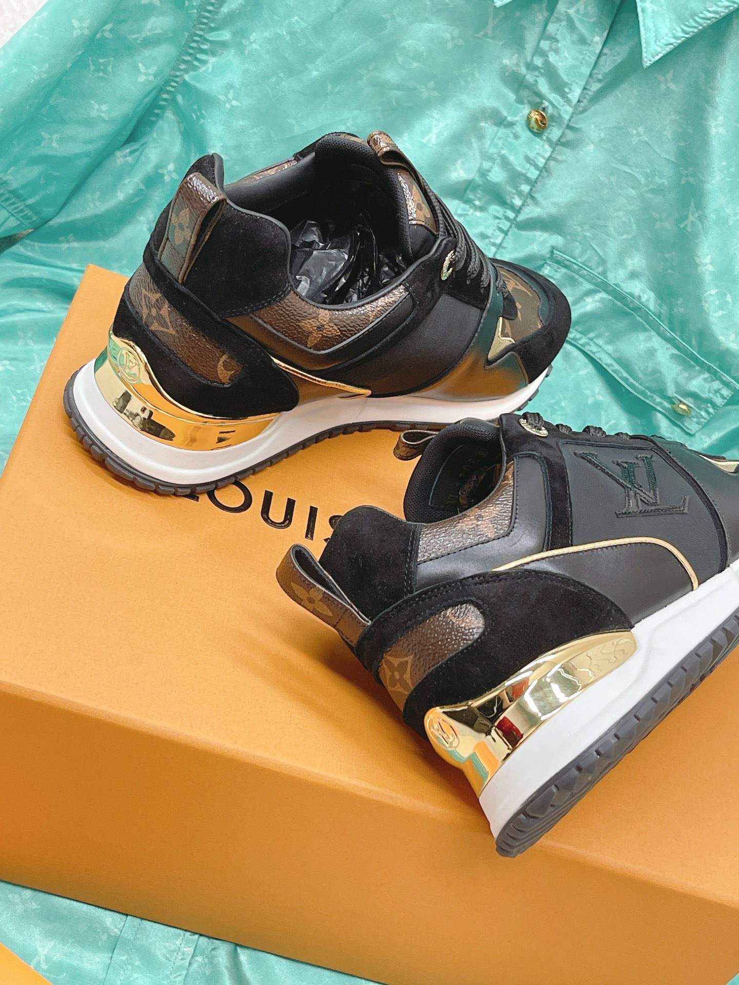 Louis Vuitton 2023 Classic Sneakers - Image 8