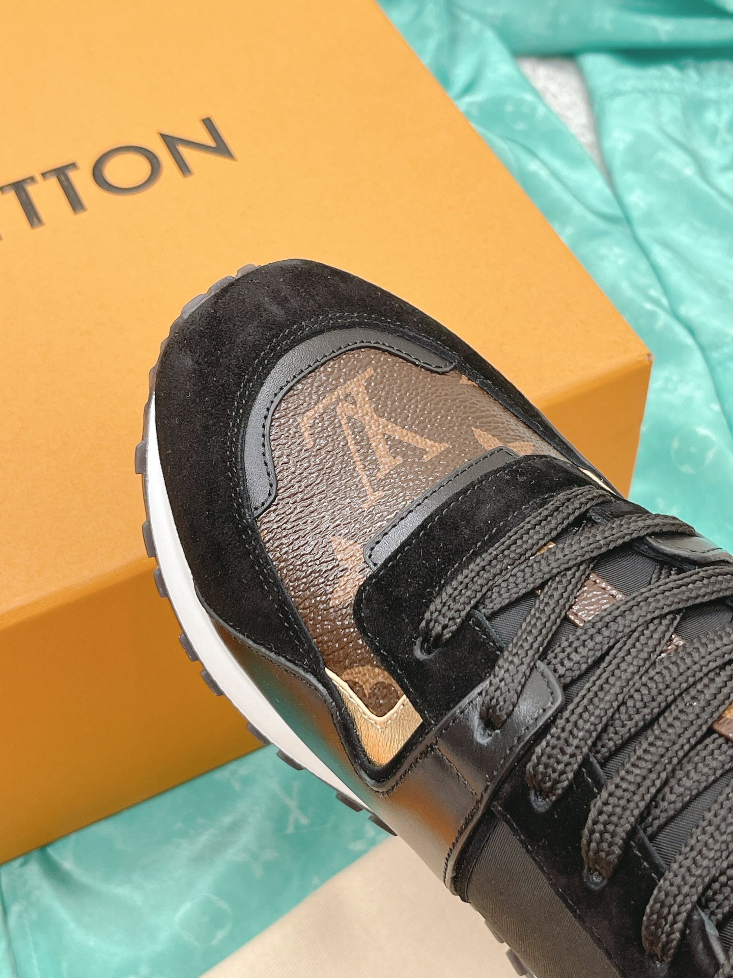 Louis Vuitton 2023 Classic Sneakers - Image 9