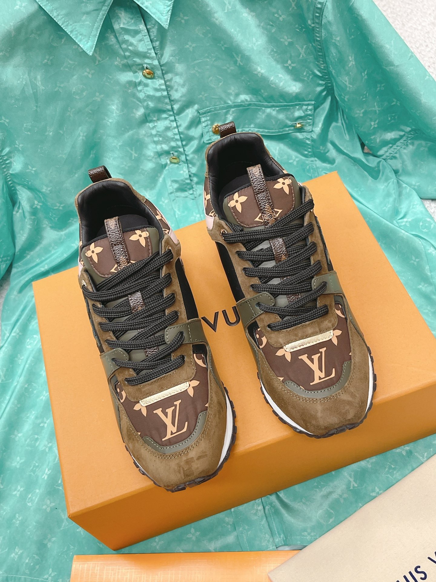 Louis Vuitton 2023 Classic Sneakers - Image 2