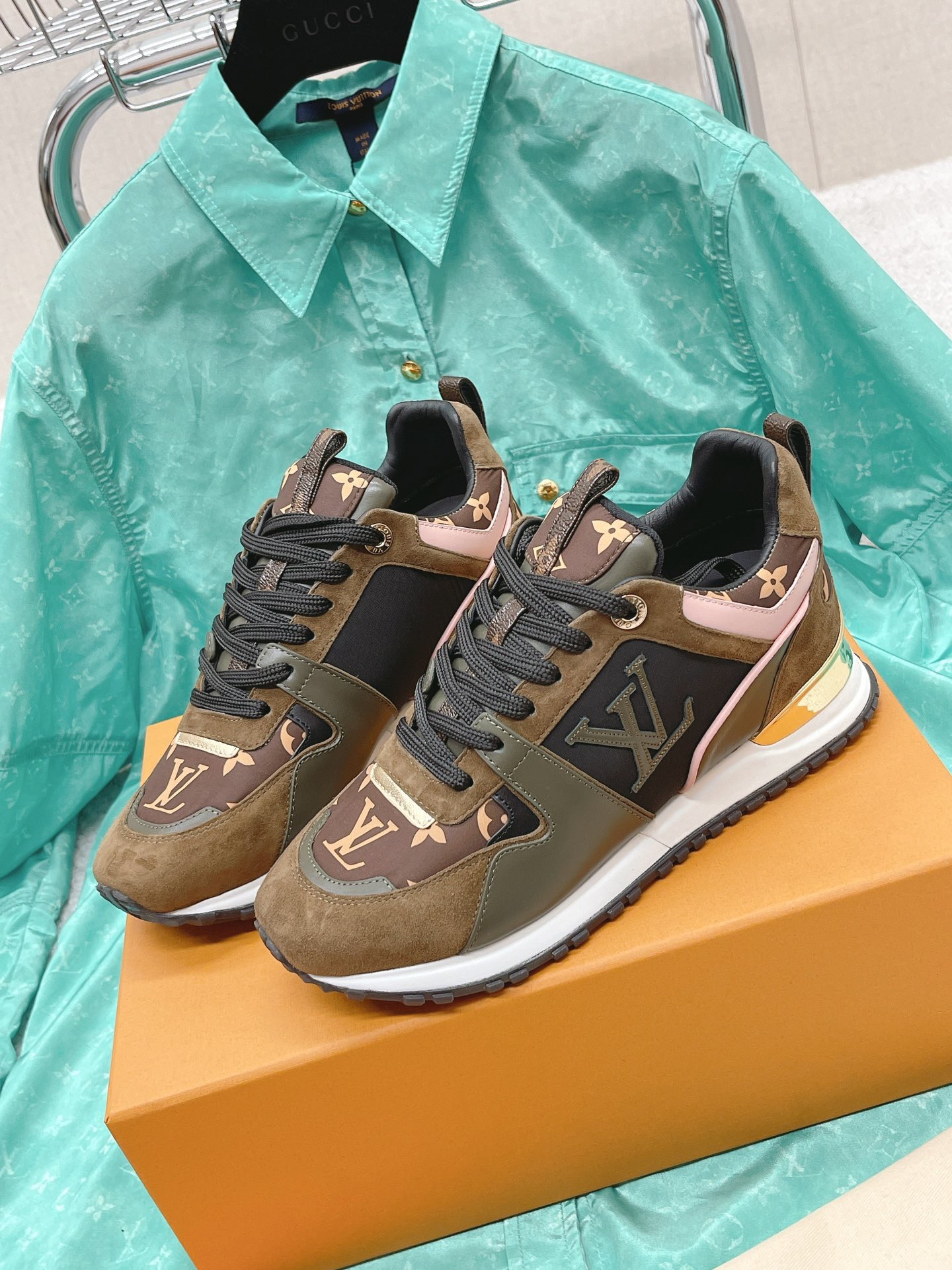 Louis Vuitton 2023 Classic Sneakers - Image 3