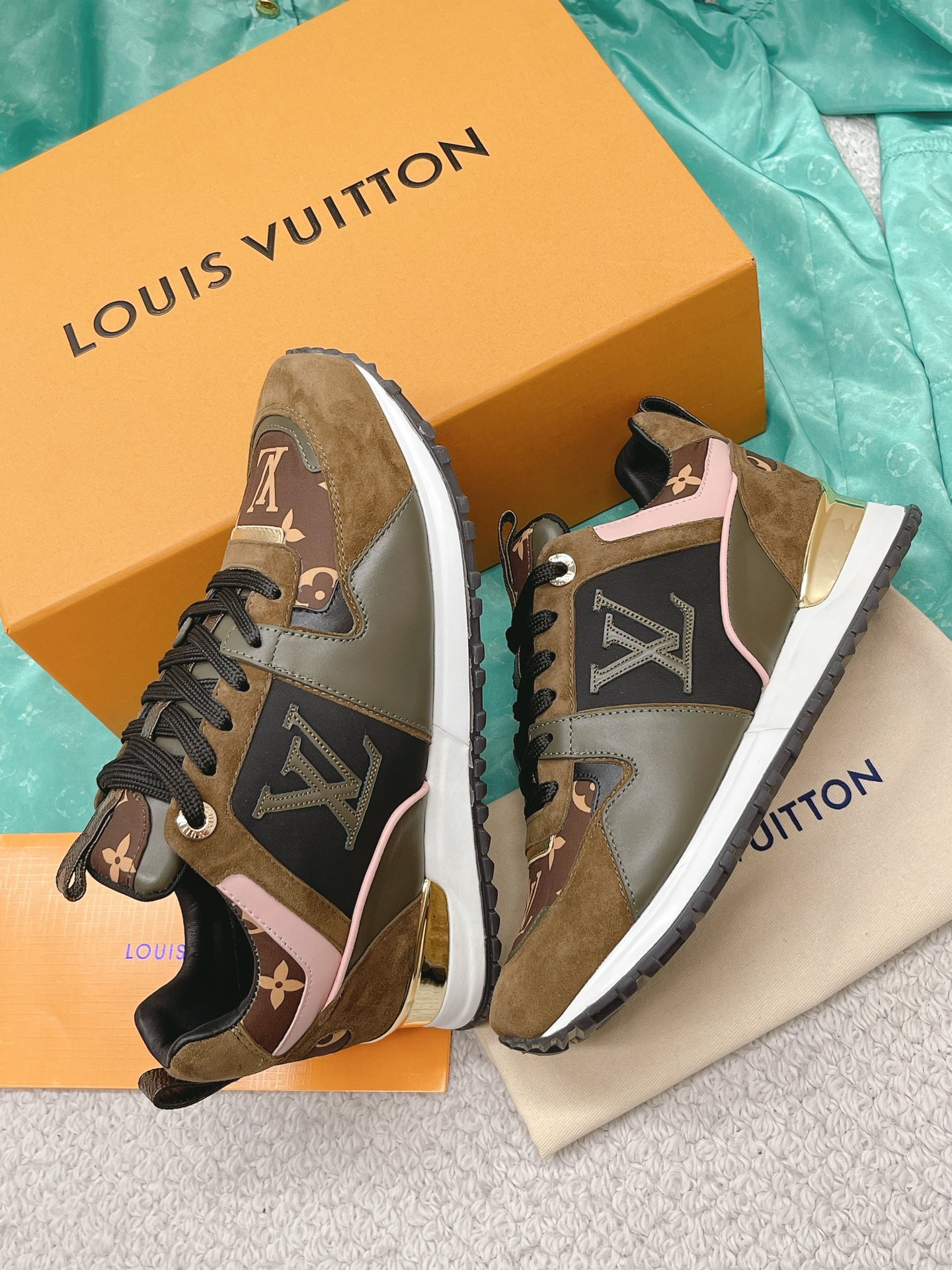 Louis Vuitton 2023 Classic Sneakers - Image 4