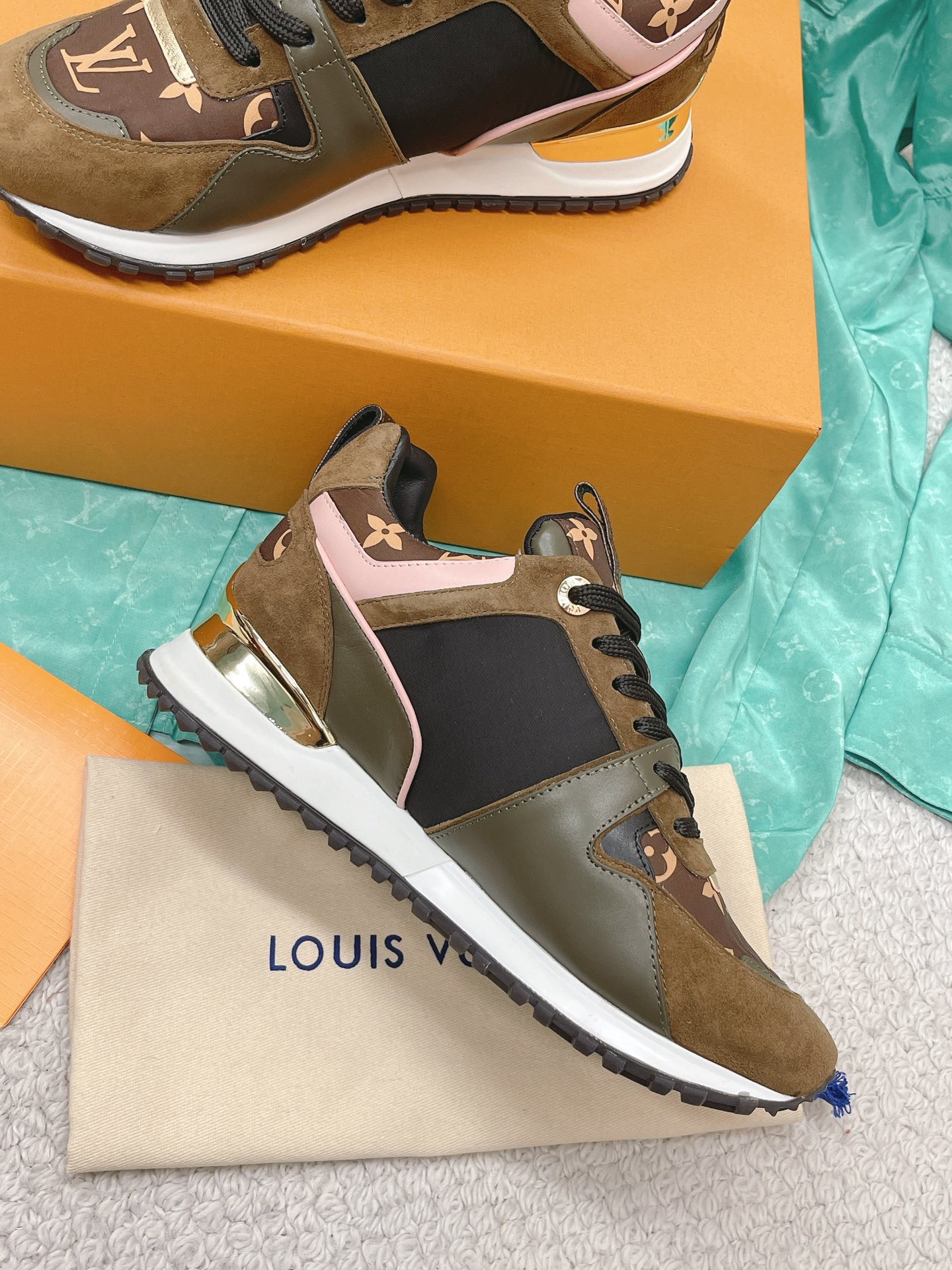 Louis Vuitton 2023 Classic Sneakers - Image 5