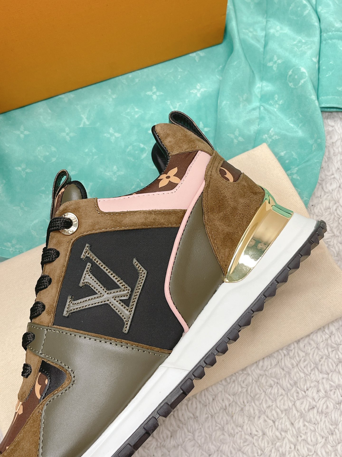 Louis Vuitton 2023 Classic Sneakers - Image 6