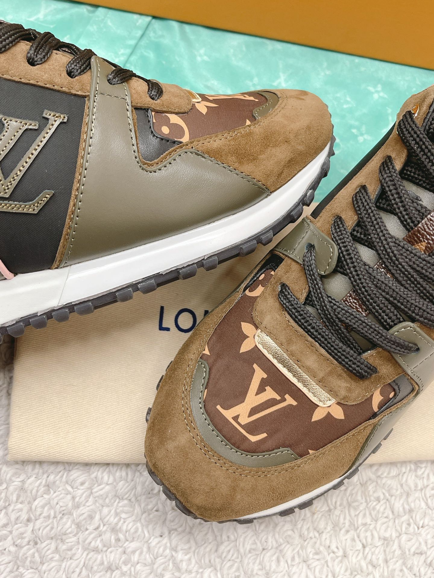 Louis Vuitton 2023 Classic Sneakers - Image 7